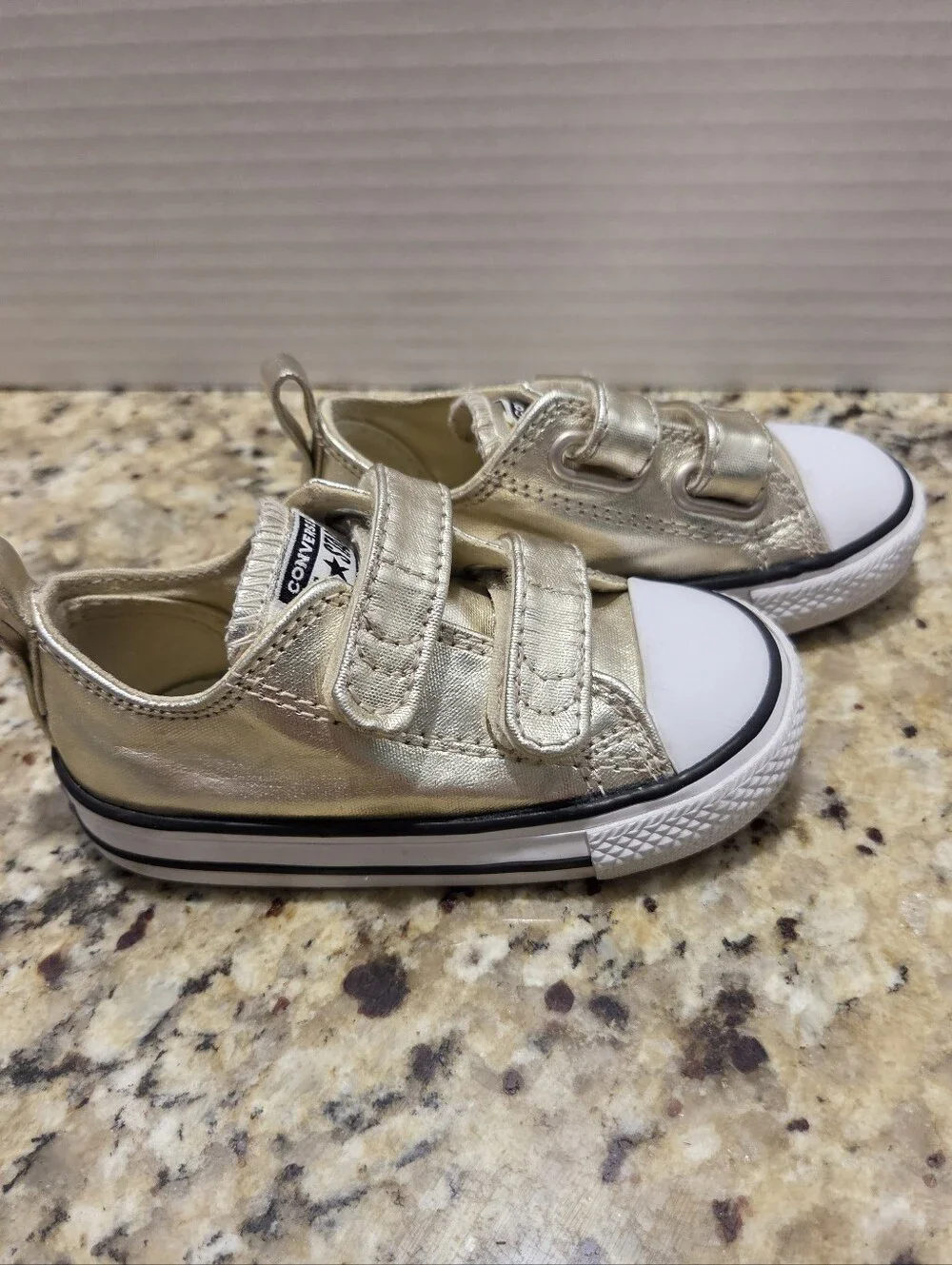Converse Toddler Kids Chuck Taylor All Star 2V Shoes Gold Star Size 6